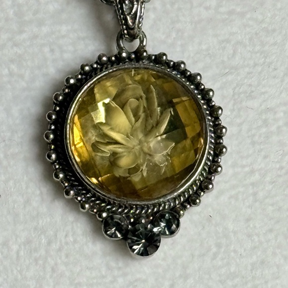 🌼 Vintage Cookie Lee Silver Tone Necklace with Yellow Lucite Floral Pendant - Picture 5 of 15